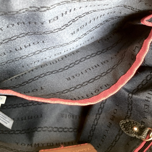 Tommy Hilfiger crossbody. - Picture 11 of 14